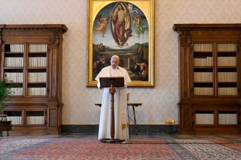 Pope at Regina Caeli: 'Life has the last word'